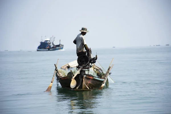 Hombre Tailandés Pescador Gente Vela Madera Barco Cola Larga Pesca — Foto de Stock