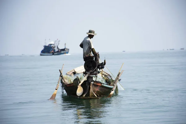 Thai Man Fisher People Sailing Wooden Long Tail Boat Fishery — Fotografia de Stock