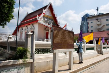 Taylandlı gezginler için eski bir ibadet salonu ya da antik ubosot kilisesi. 20 Mart 2022 'de Nonthaburi, Tayland' da bulunan Wat Noi Nok tapınağında Buda 'nın kutsal ibadeti için dua ederek seyahat ediyorlar.