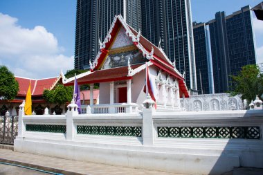 Tai halkı için antik ibadet salonu ya da antika güzel ubosot kilisesi gezginleri ziyaret edip Buda 'ya dua ederek Tayland' da, Nonthaburi 'deki Wat Noi Nok tapınağında kutsal ibadeti kutsa.