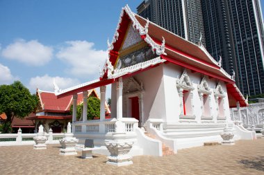 Tai halkı için antik ibadet salonu ya da antika güzel ubosot kilisesi gezginleri ziyaret edip Buda 'ya dua ederek Tayland' da, Nonthaburi 'deki Wat Noi Nok tapınağında kutsal ibadeti kutsa.