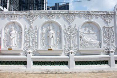 Thai halkı için Wat Noi Nok Tapınağı 'nın duvarına beyaz Buda heykeli oymak ve ziyaret etmek ve ibadet etmek 20 Mart 2022' de Nonthaburi, Tayland 'da kutsal ibadete ibadet etmek.