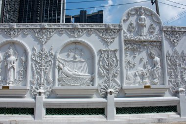 Thai halkı için Wat Noi Nok Tapınağı 'nın duvarına beyaz Buda heykeli oymak ve ziyaret etmek ve ibadet etmek 20 Mart 2022' de Nonthaburi, Tayland 'da kutsal ibadete ibadet etmek.