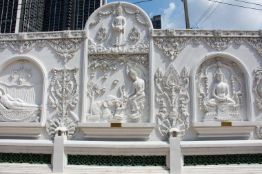 Thai halkı için Wat Noi Nok Tapınağı 'nın duvarına beyaz Buda heykeli oymak ve ziyaret etmek ve ibadet etmek 20 Mart 2022' de Nonthaburi, Tayland 'da kutsal ibadete ibadet etmek.