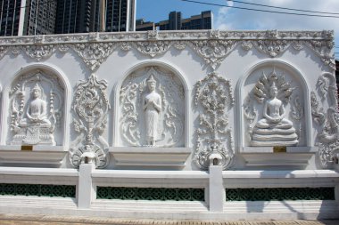 Thai halkı için Wat Noi Nok Tapınağı 'nın duvarına beyaz Buda heykeli oymak ve ziyaret etmek ve ibadet etmek 20 Mart 2022' de Nonthaburi, Tayland 'da kutsal ibadete ibadet etmek.