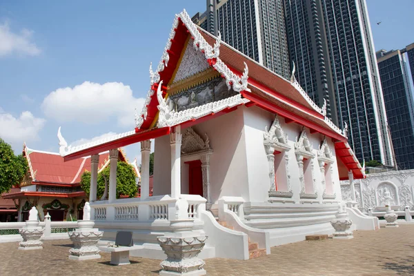 Tai halkı için antik ibadet salonu ya da antika güzel ubosot kilisesi gezginleri ziyaret edip Buda 'ya dua ederek Tayland' da, Nonthaburi 'deki Wat Noi Nok tapınağında kutsal ibadeti kutsa.