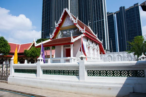 Tai halkı için antik ibadet salonu ya da antika güzel ubosot kilisesi gezginleri ziyaret edip Buda 'ya dua ederek Tayland' da, Nonthaburi 'deki Wat Noi Nok tapınağında kutsal ibadeti kutsa.