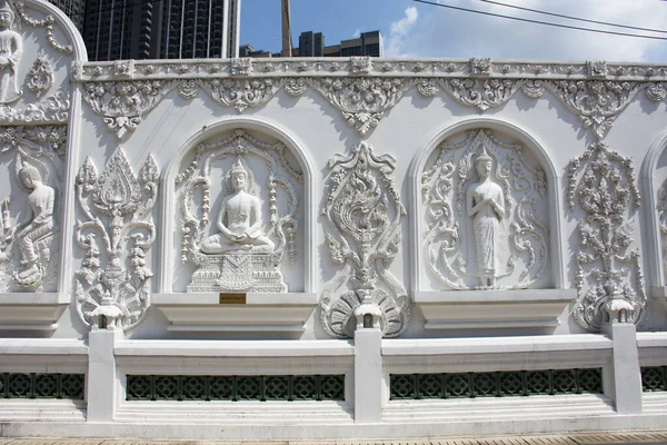 Thai halkı için Wat Noi Nok Tapınağı 'nın duvarına beyaz Buda heykeli oymak ve ziyaret etmek ve ibadet etmek 20 Mart 2022' de Nonthaburi, Tayland 'da kutsal ibadete ibadet etmek.