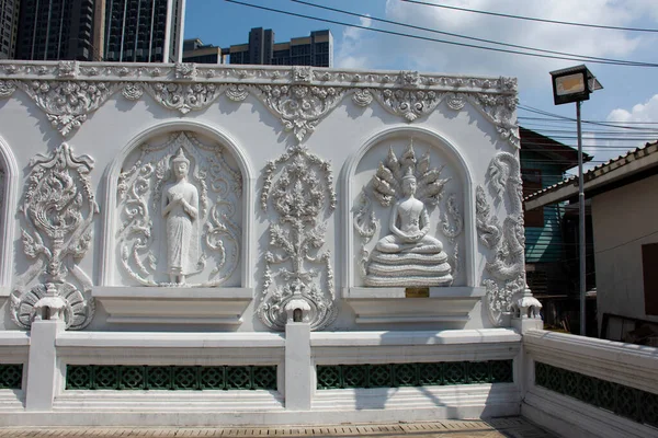 Thai halkı için Wat Noi Nok Tapınağı 'nın duvarına beyaz Buda heykeli oymak ve ziyaret etmek ve ibadet etmek 20 Mart 2022' de Nonthaburi, Tayland 'da kutsal ibadete ibadet etmek.