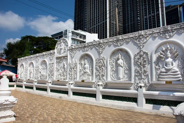 Thai halkı için Wat Noi Nok Tapınağı 'nın duvarına beyaz Buda heykeli oymak ve ziyaret etmek ve ibadet etmek 20 Mart 2022' de Nonthaburi, Tayland 'da kutsal ibadete ibadet etmek.