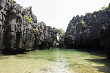 Tayland 'ın başkenti Satun' da bulunan La ngu 'daki Pak Bara' ya seyahat eden gezginler için Mu Ko Petra Ulusal Parkı 'ndaki Ko Khao Yai' nin deniz ya da okyanus kıyısındaki Prasat Hin Pan Yod adasının kayalık kayalıklarına bakın.