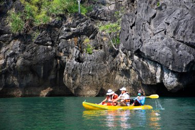 Taylandlı gezgin kano gezisi teknesi deniz yolculuğunda Ko Khao Yai ve Prasat Hin Pan Yod 'u ziyaret ederek 12 Nisan 2022' de La ngu 'daki Pak Bara' da Mu Ko Petra Ulusal Parkı 'nda ziyaret etti.