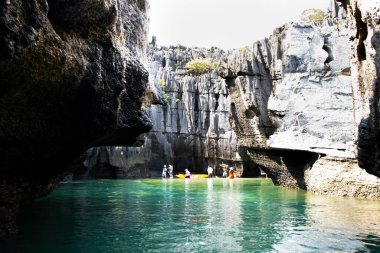 Tayland 'ın başkenti Satun' da bulunan La ngu 'daki Pak Bara' ya seyahat eden gezginler için Mu Ko Petra Ulusal Parkı 'ndaki Ko Khao Yai' nin deniz ya da okyanus kıyısındaki Prasat Hin Pan Yod adasının kayalık kayalıklarına bakın.