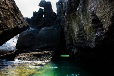 Tayland 'ın başkenti Satun' da bulunan La ngu 'daki Pak Bara' ya seyahat eden gezginler için Mu Ko Petra Ulusal Parkı 'ndaki Ko Khao Yai' nin deniz ya da okyanus kıyısındaki Prasat Hin Pan Yod adasının kayalık kayalıklarına bakın.