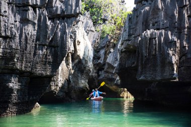 Tayland 'ın başkenti Satun' da bulunan Pak Bara 'da bulunan Mu Ko Petra Ulusal Parkı' nda bulunan Prasat Hin Pan Yod 'u ziyaret eden Tayland' da seyahat eden kadınlar için yerel Tayland 'da yüzen kano turu rehberi.