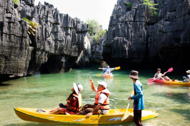 Taylandlı gezgin kano gezisi teknesi deniz yolculuğunda Ko Khao Yai ve Prasat Hin Pan Yod 'u ziyaret ederek 12 Nisan 2022' de La ngu 'daki Pak Bara' da Mu Ko Petra Ulusal Parkı 'nda ziyaret etti.