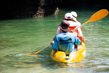 Taylandlı gezgin kano gezisi teknesi deniz yolculuğunda Ko Khao Yai ve Prasat Hin Pan Yod 'u ziyaret ederek 12 Nisan 2022' de La ngu 'daki Pak Bara' da Mu Ko Petra Ulusal Parkı 'nda ziyaret etti.