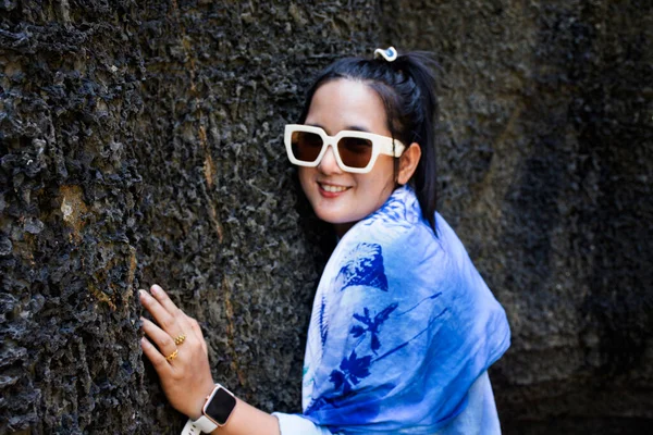 Traveler Thai Women Travel Visit Posing Portrait Take Photo Sea — Fotografia de Stock