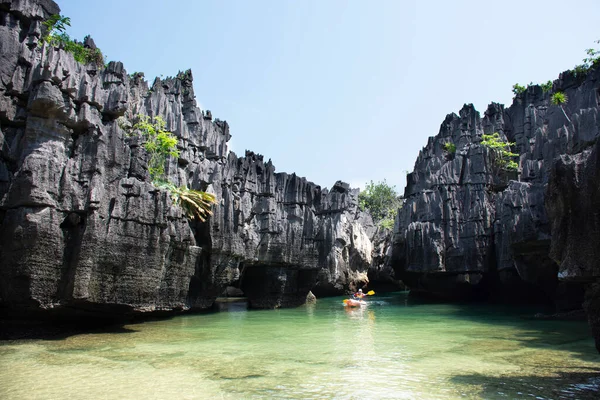 Tayland 'ın başkenti Satun' da bulunan La ngu 'daki Pak Bara' ya seyahat eden gezginler için Mu Ko Petra Ulusal Parkı 'ndaki Ko Khao Yai' nin deniz ya da okyanus kıyısındaki Prasat Hin Pan Yod adasının kayalık kayalıklarına bakın.