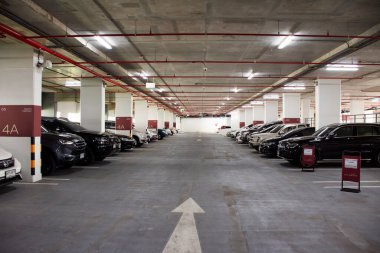 Taylandlılar ve gezginler 25 Nisan 2022 'de Bangkok, Tayland' da otelin ve alışveriş merkezinin otoparkında durup dinleniyorlar.