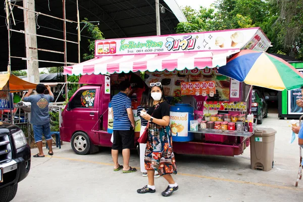 Путешественники Тайцы Путешествуют Посетить Купить Сладкие Закуски Мороженое Фургона Едой — стоковое фото
