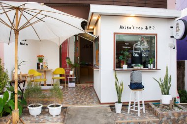 Tayland 'ın başkenti Satun' da 12 Nisan 2022 'de seyahat eden Tayland' lı gezginler için Pak Bara köyündeki kafenin dış ve iç dekorasyon mobilyalarını ziyaret edip içki alıyorlar.