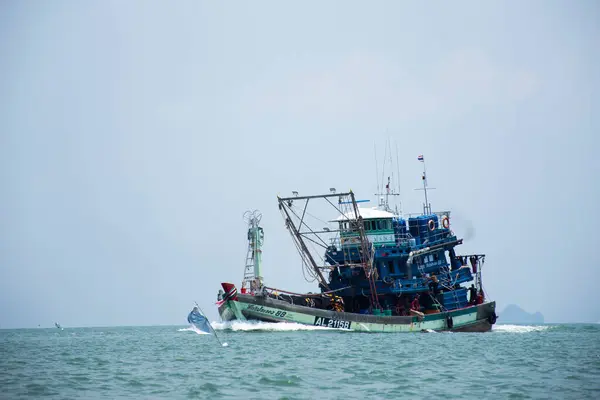 Pescador Tailandés Navegando Barco Pesquero Mar Después Captura Peces Vida — Foto de Stock