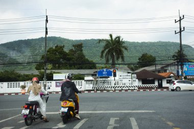 12 Nisan 2022 'de Tayland' ın Satun şehrinde, Pak Bara 'da, Tayland' da, Tayland 'da, Tayland' da, Taylandlı ve Taylandlı insanlarla trafik ışığı kavşağı.