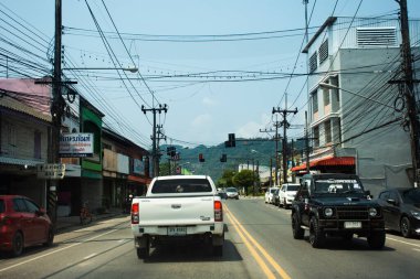 12 Nisan 2022 'de Tayland' ın Satun şehrinde, Pak Bara 'da, Tayland' da, Tayland 'da, Tayland' da, Taylandlı ve Taylandlı insanlarla trafik ışığı kavşağı.