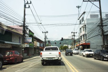12 Nisan 2022 'de Tayland' ın Satun şehrinde, Pak Bara 'da, Tayland' da, Tayland 'da, Tayland' da, Taylandlı ve Taylandlı insanlarla trafik ışığı kavşağı.