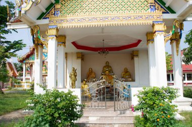 Tayland 'daki Nakhon Si Thammarat tapınağındaki kutsal Nang Phaya tapınağını ziyaret edip dua eden Taylandlılar için antik ubosot kilisesindeki antik Buda heykelleri.