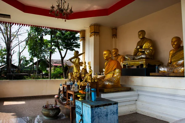 Estátuas Buddha Antigas Santuário Antigo Para Pessoas Tailandesas Visitam Respeitam — Fotografia de Stock