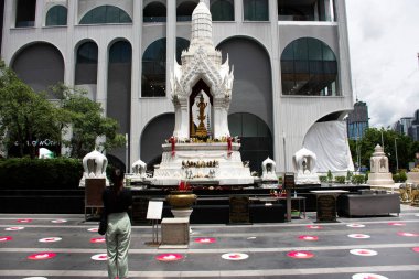 Antik Trimurti tanrı heykeli ya da Tayland 'ın başkenti Bangkok' ta 15 Mayıs 2022 'de seyahat eden insanlar için tapınaktaki yüce Üçlemeci figürü ziyaret edip dua ederek kutsal gizemi kutsadılar.