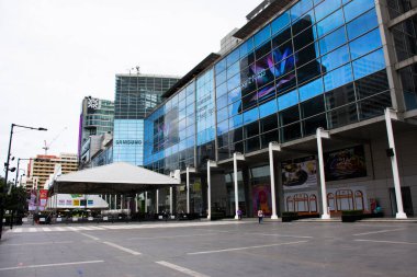 15 Mayıs 2022 'de Tayland' ın Bangkok kentinde Thanon Ratchadamri 'ye seyahat eden gezginler için peyzaj manzarası ve dış modern yapı mağazası ve alışveriş merkezini görüntüleyin.