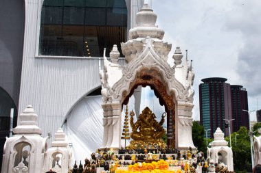 Antik Ganesha heykeli ya da Tayland 'ın başkenti Bangkok' taki Pathumwan 'da kutsanmış bir dünya avlusunda Tayland halkı ve yabancı gezginler için başarı tanrısı ziyaret edip dua etmek.