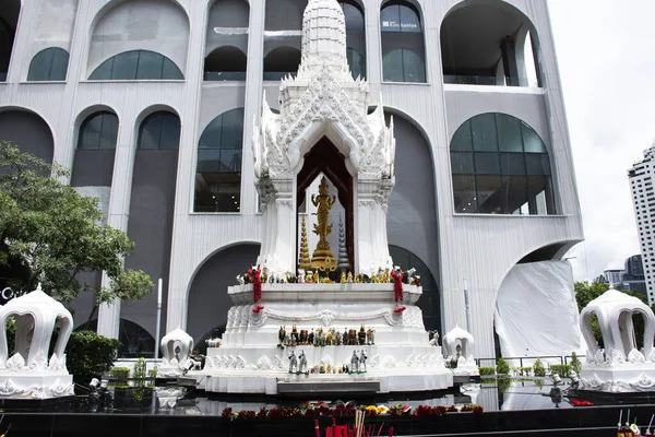 タイの人々のための神社で古代の三位一体の神像や主スプリーム三位一体旅行訪問し タイのバンコク パトゥムワンで中央世界のパティオで神聖な祝福を祈る尊重 — ストック写真