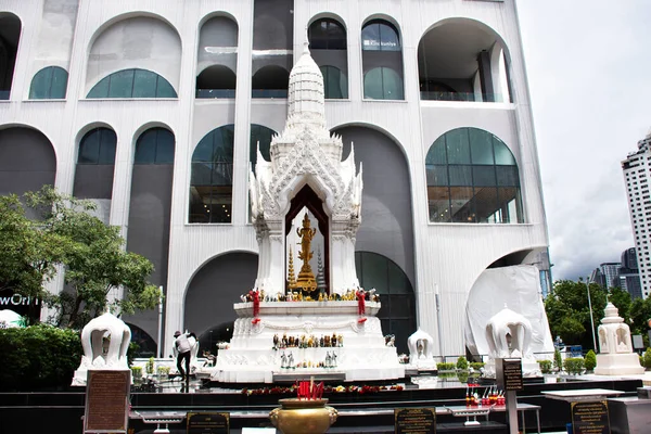 タイの旅行者のための神社の古代の三位一体の神の像や主の最高の三位一体の像は タイのバンコクで2022年5月15日にパトゥムワンで祝福の神聖な謎を訪問し 尊重します — ストック写真