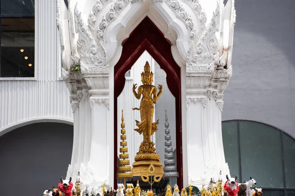 タイの人々のための神社で古代の三位一体の神像や主スプリーム三位一体旅行訪問し タイのバンコク パトゥムワンで中央世界のパティオで神聖な祝福を祈る尊重 — ストック写真