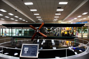 Taylandlı misafirlere, yabancı yolcuların 11 Nisan 2022 'de Bangkok, Tayland' daki Don Mueang Uluslararası Havalimanı 'na seyahat ettiğini göstermek için antika antika uçuş pervanesi veya klasik uçak.