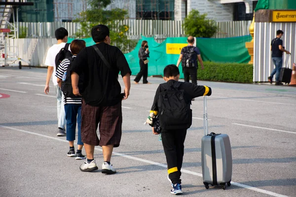 Los Pasajeros Tailandeses Los Viajeros Extranjeros Que Caminan Llevan Sacan — Foto de Stock