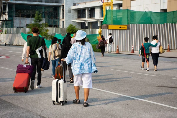 Thaiföldi Emberek Külföldi Utazók Akik Kifutópályán Szállítják Vagy Viszik Csomagokat — Stock Fotó