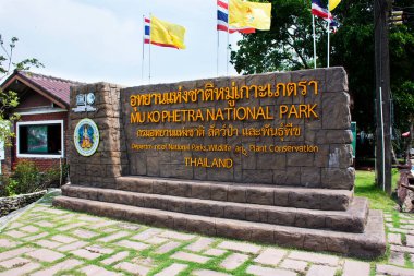 Tayland 'ın başkenti Satun' da 12 Nisan 2022 'de Tayland' daki Pak Bara köyüne seyahat eden Taylandlılar ve Taylandlılar için Mu Ko Petra Milli Parkı 'nın girişine taş etiket ve etiket bilgileri