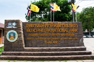 Tayland 'ın başkenti Satun' da 12 Nisan 2022 'de Tayland' daki Pak Bara köyüne seyahat eden Taylandlılar ve Taylandlılar için Mu Ko Petra Milli Parkı 'nın girişine taş etiket ve etiket bilgileri