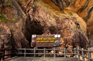 Taylandlı gezginler için Mu Ko Petra Ulusal Parkı 'nda deniz yolculuğu bölgesinin taş köprüsü. Gezginler için yürüyüş gezisi. 11 Nisan 2022' de Satun, Tayland 'da bulunan La Ngu şehrindeki Pak Bara köyünde dinlenme.