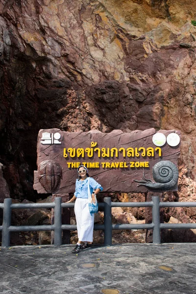 Reizigers Thai Vrouwen Reizen Wandelen Stenen Brug Van Tijdreis Zone — Stockfoto
