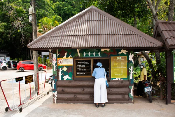 2022年4月12日 泰国萨敦市白巴拉穆高佩特拉国家公园的旅游时间旅行旅行区的售票亭中 女游客们向售票员购买车票 — 图库照片
