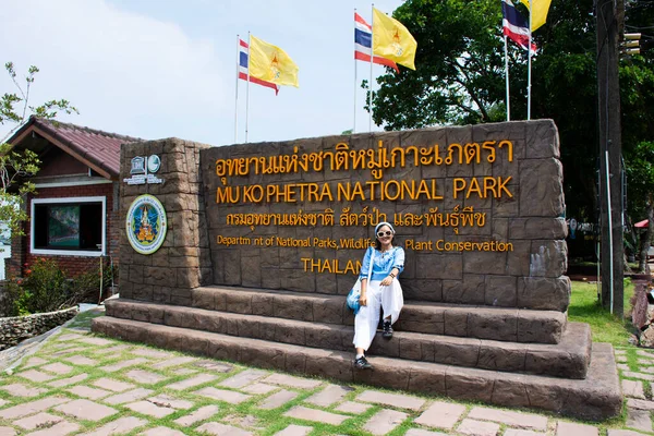Las Mujeres Tailandesas Viajan Visita Toman Fotos Con Etiquetas Piedra — Foto de Stock