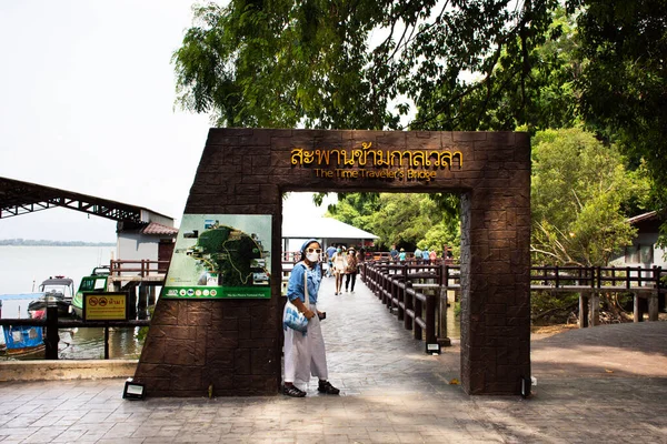 Travelers Thai Women Travel Visit Walk Stone Bridge Time Travel — Stock Photo, Image