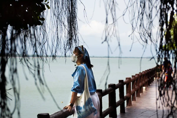 Viajantes Mulheres Tailandesas Viajam Visitam Caminham Posando Retrato Ponte Pedra — Fotografia de Stock