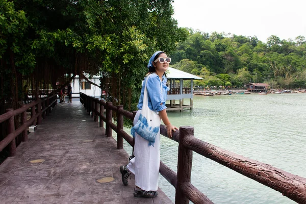 Reizigers Thai Vrouwen Reizen Bezoek Lopen Poserend Portret Stenen Brug — Stockfoto